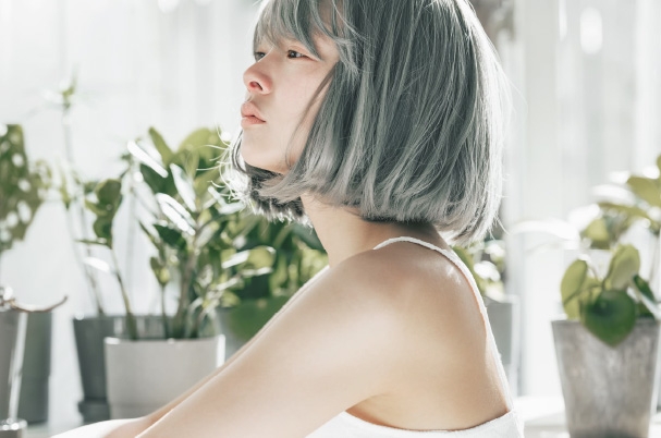 人工毛ウィッグのつやを消す方法｜光沢を抑えて自然に見せる