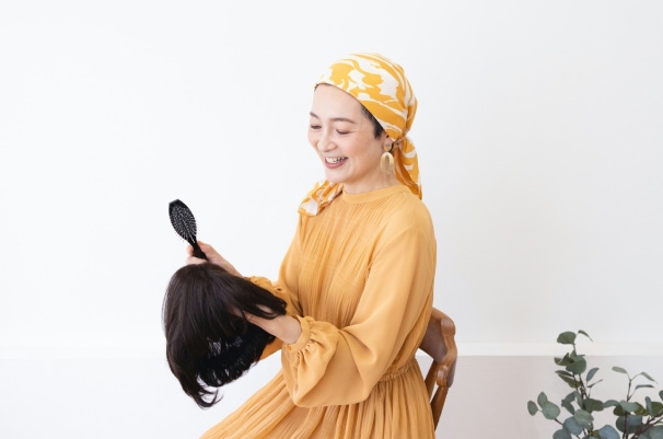 【ウィッグのお手入れ方法】洗い方・シャンプー頻度・毎日のケアをやさしく解説