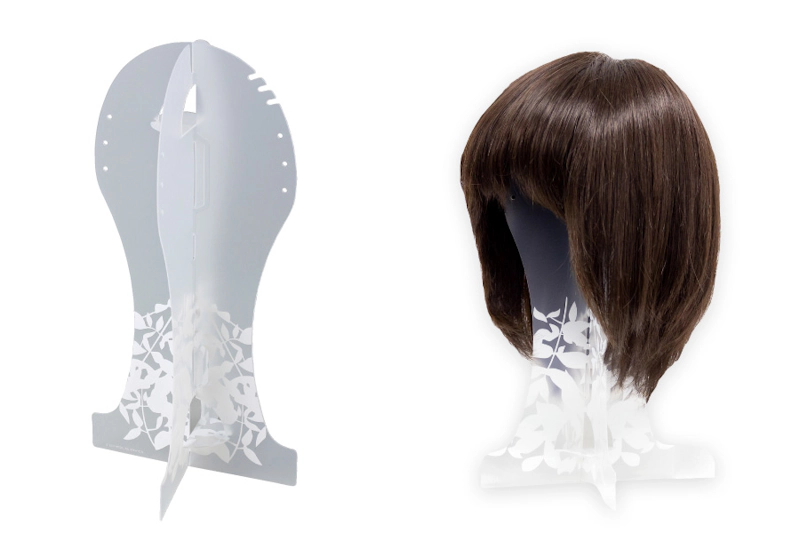 ウィッグハンガー、組み立てた画像とウィッグをかけた画像