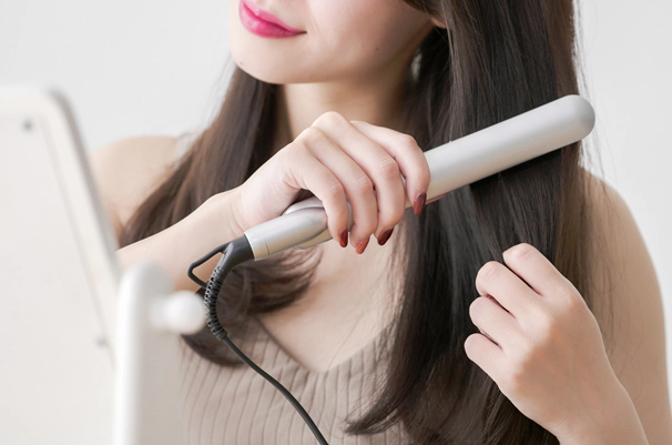 ウィッグにヘアアイロンは使える？耐熱の見分け方・適温・手順・保管まで完全ガイド