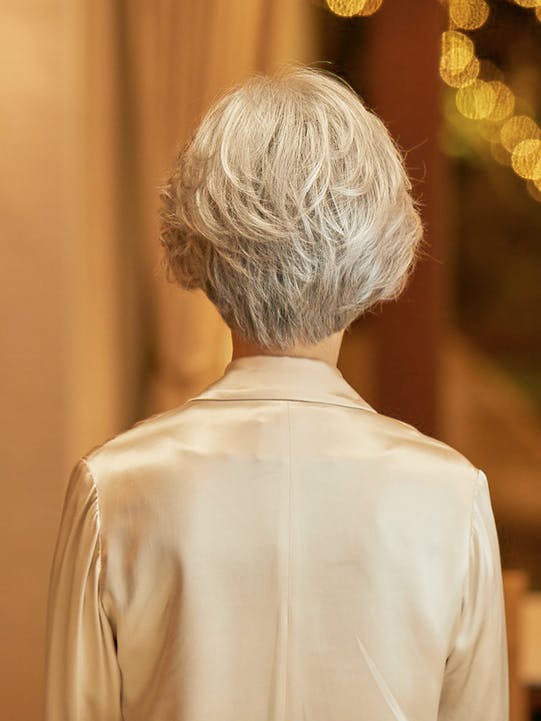 エレガンスなグレイヘアでのショートスタイル ファッション用ウィッグ 女性用かつら レディススヴェンソン