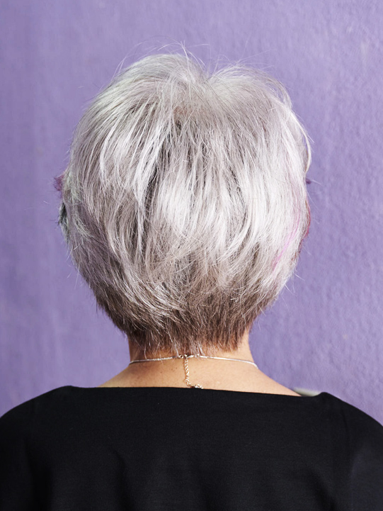 シルバーヘアのウィッグにパープルのカラーエクステで上質感を演出
