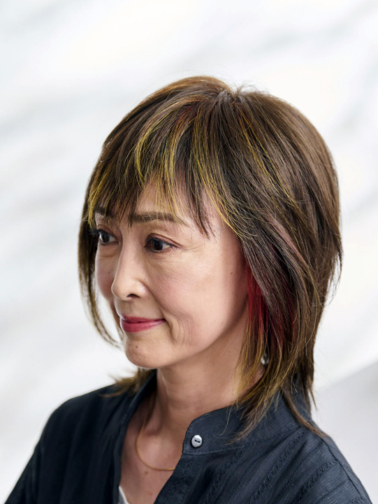 グラデーションが個性的 カラーエクステを追加したフルウィッグ - 高