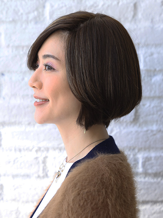 さりげない見え隠れが美しい 自然なトーンアップカラーのフルウィッグ