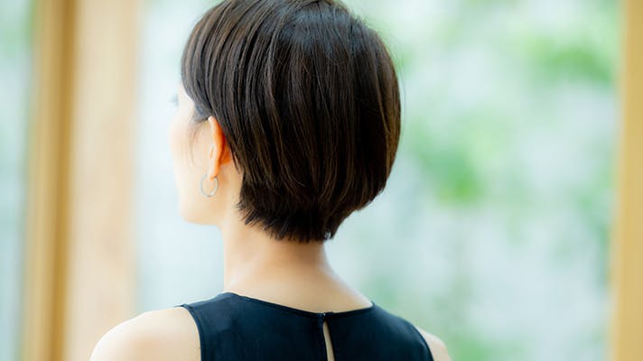ショートヘアの女性の後ろ姿