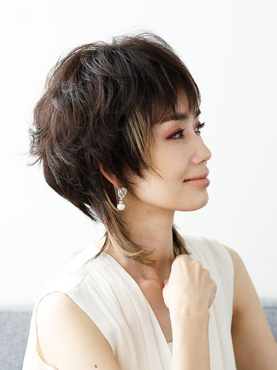 ランダムなカールと襟足カラーが個性的なウルフウィッグ - 高品質な