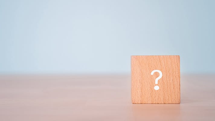 ?と描かれた木のボックス