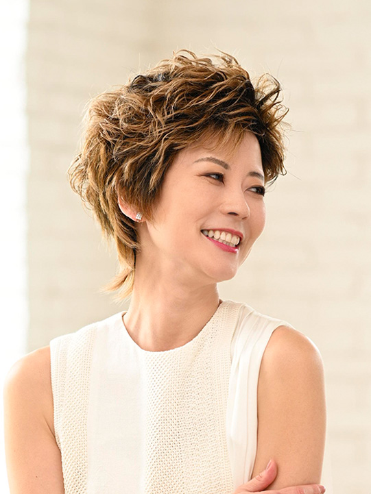 羽のような軽やか質感が無造作なのにスタイリッシュな金髪ショート