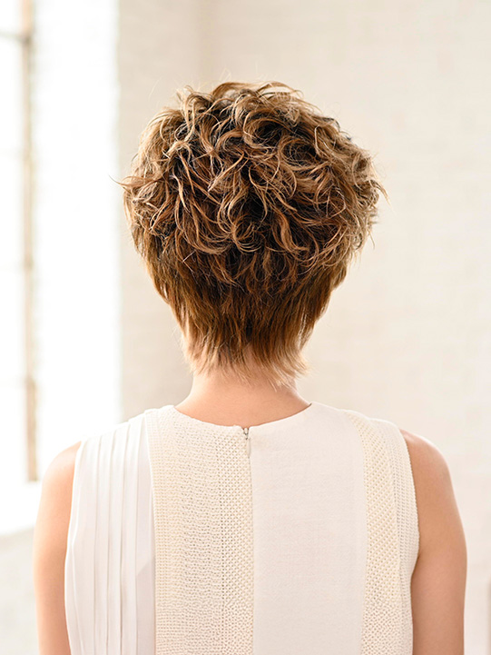 スヴェンソン 高級ウイッグ 筋のようなハイライトが上品 自然なアクセントを楽しむフルウィッグ