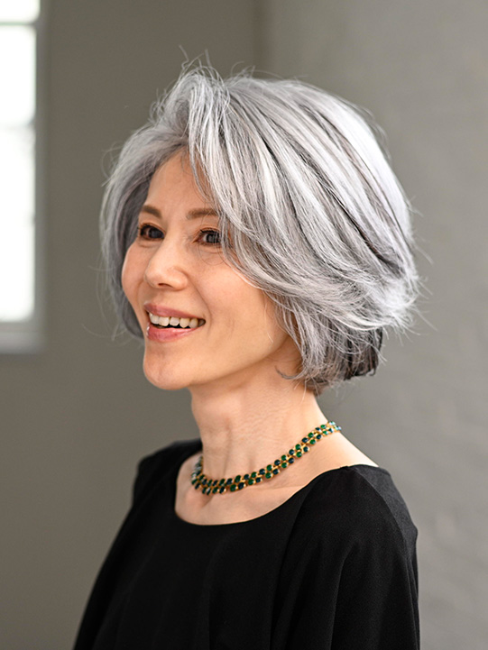 華やかなボリューム感が美しい気品あふれるグレイヘアウィッグ - 高