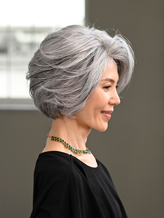華やかなボリューム感が美しい気品あふれるグレイヘアウィッグ - 高