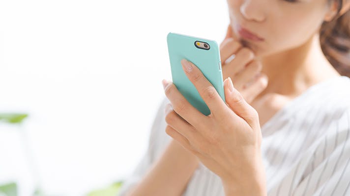 携帯を持っている女性