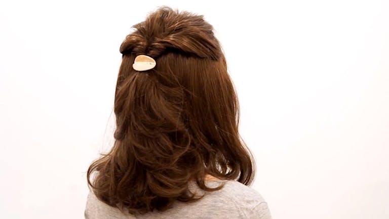 ハーフアップヘアのウィッグ