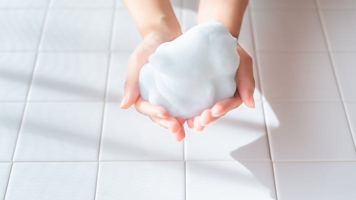 泡を持っている手