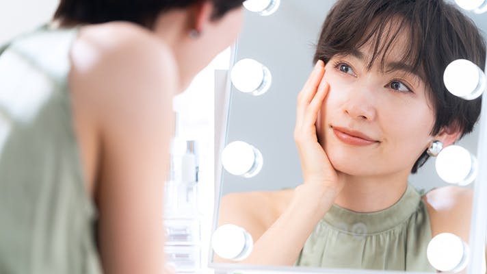 鏡を見ている女性