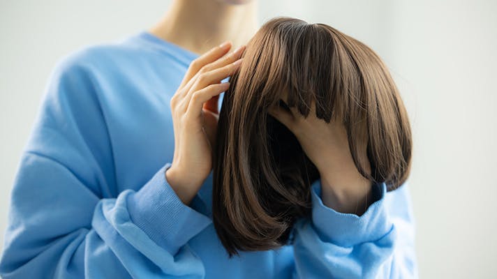ウィッグを触る女性