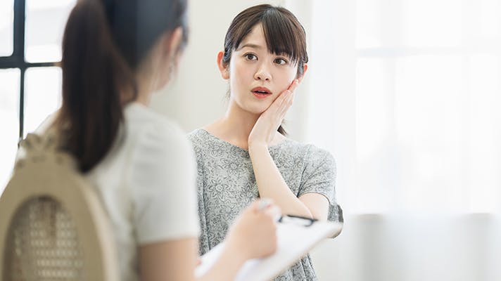 何かを相談している女性