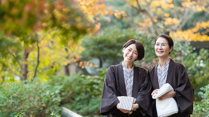 温泉グッズを持つ二人の女性