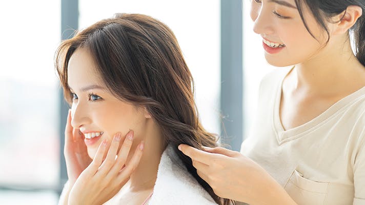 女性と美容師が話す様子