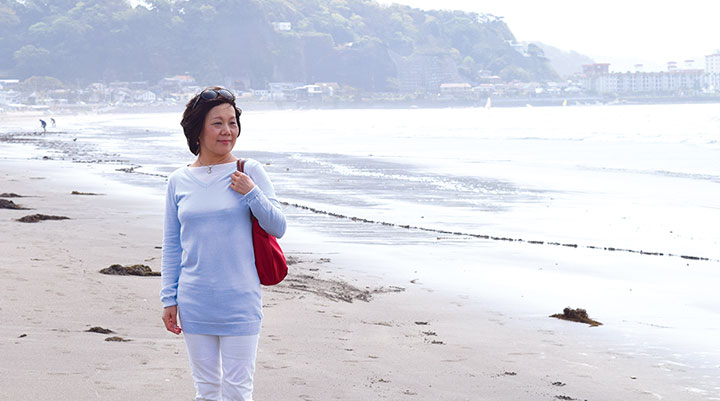 海を散歩するYUKOさん