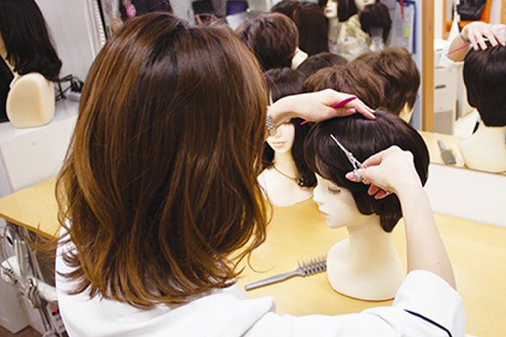 ご希望のスタイルに合わせてウィッグをカット