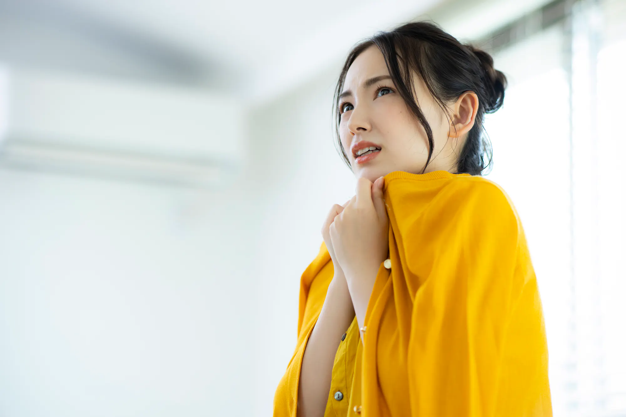 身体の冷えを感じる女性