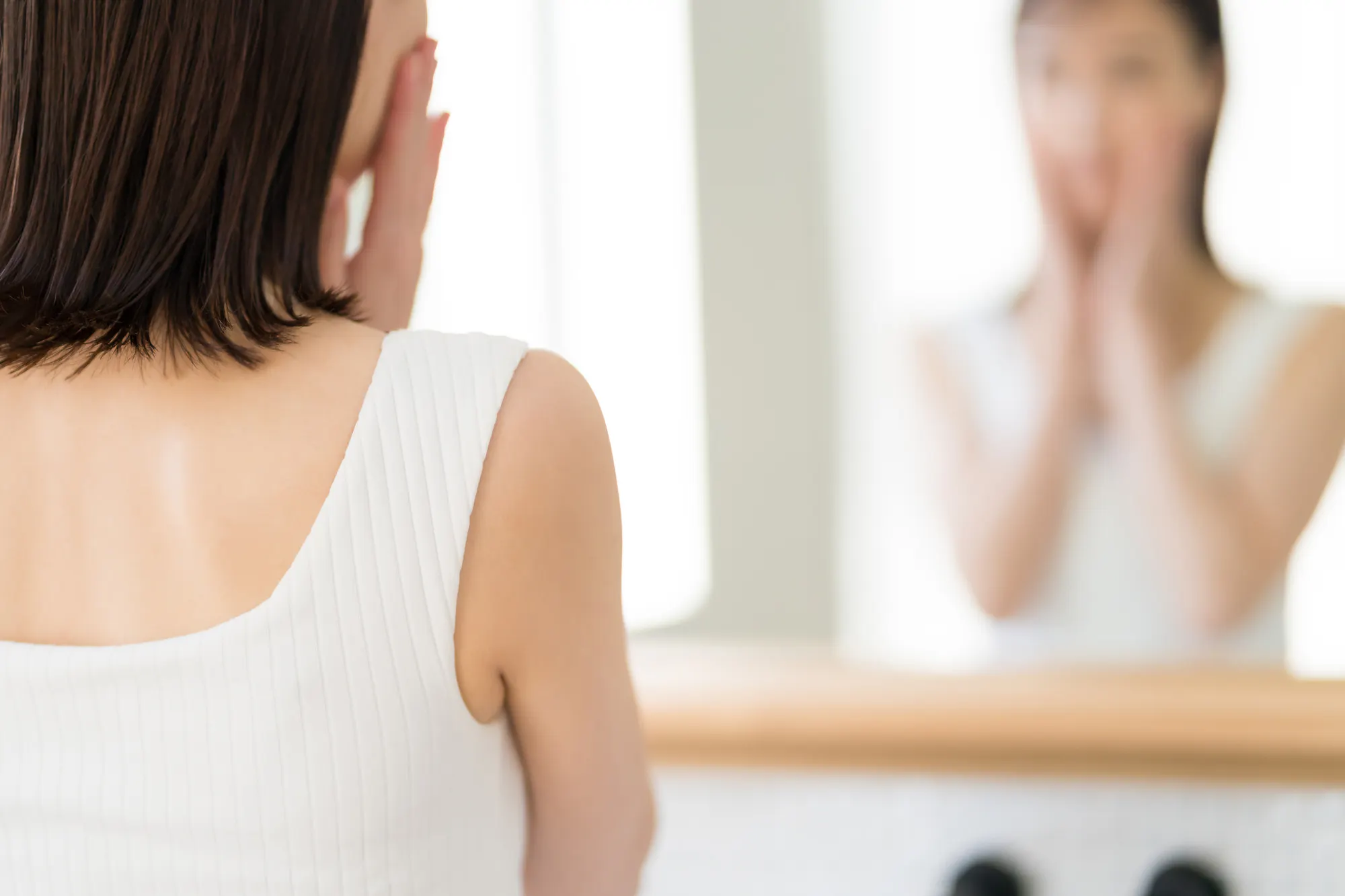 肌の不調を感じる女性