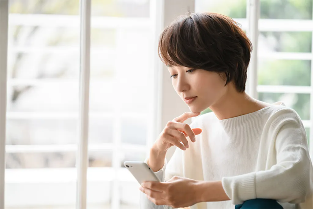 スマートフォンを見る女性