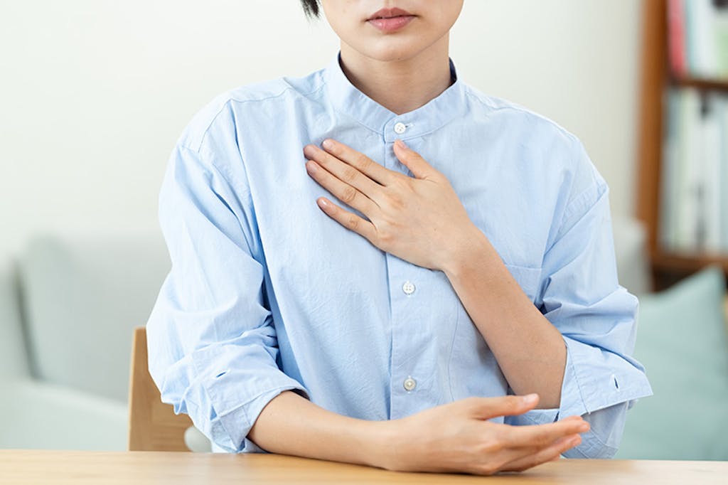 不安そうな女性
