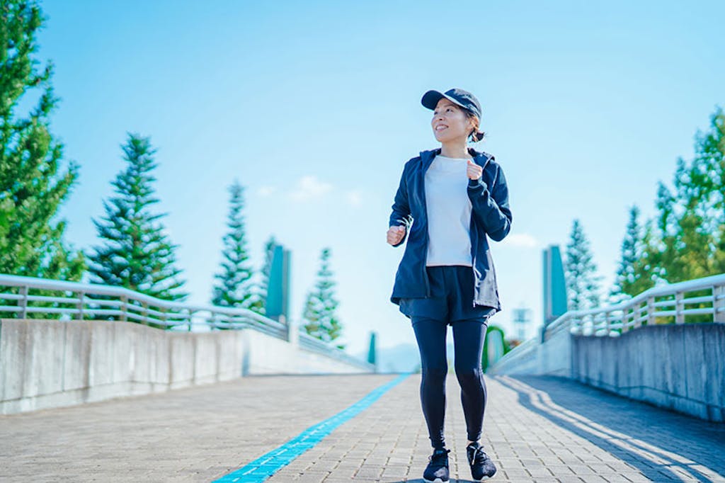 ウォーキングをしている女性