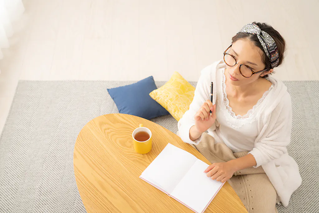 何かを考えている様子の女性