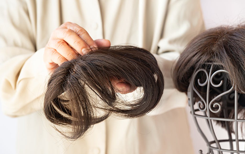 ウィッグを確認している様子