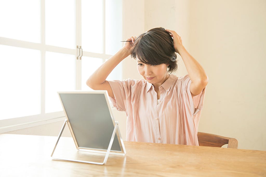 ウィッグを整えている女性