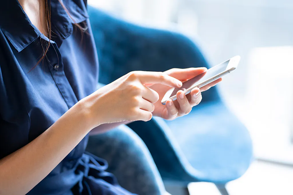 スマートフォンを見ている女性