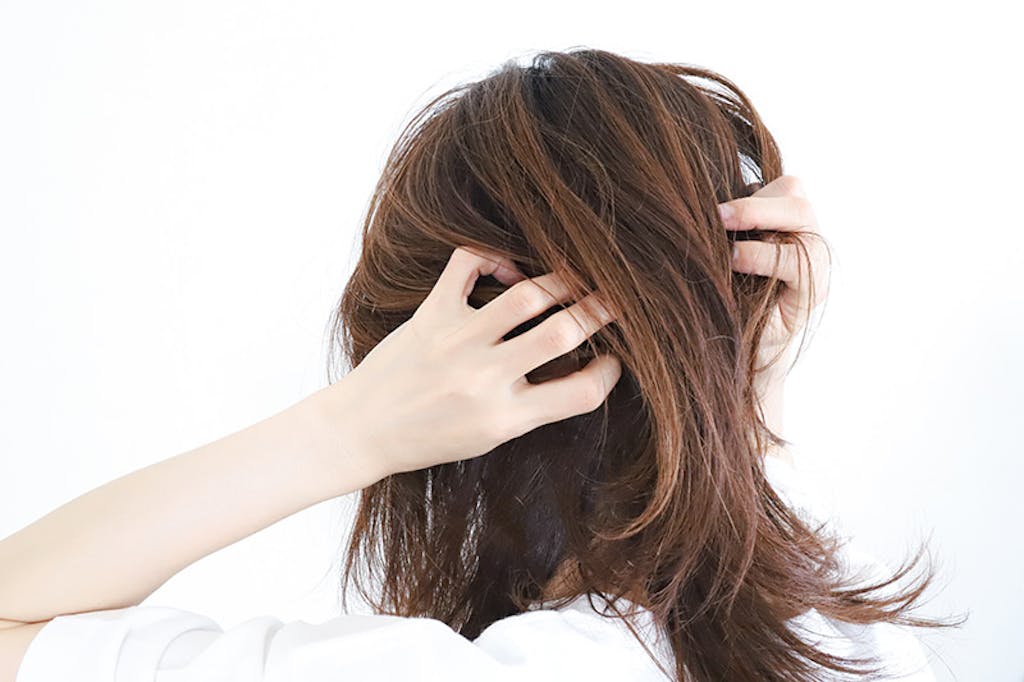 髪を触る女性