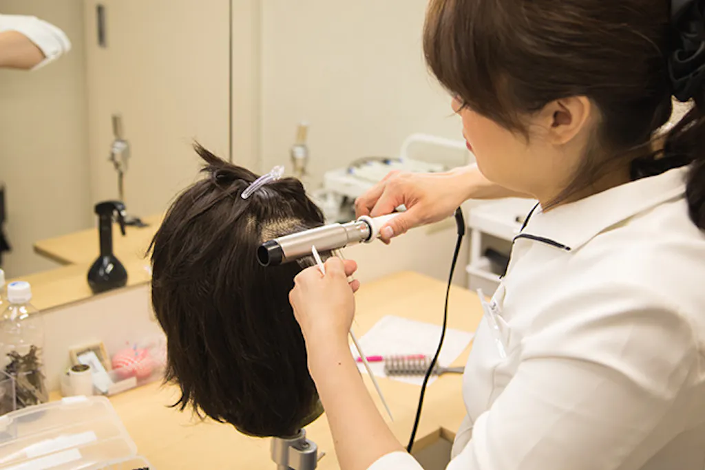 医療用ウィッグを自分に似合うよう調整するには「専門の美容室」へ