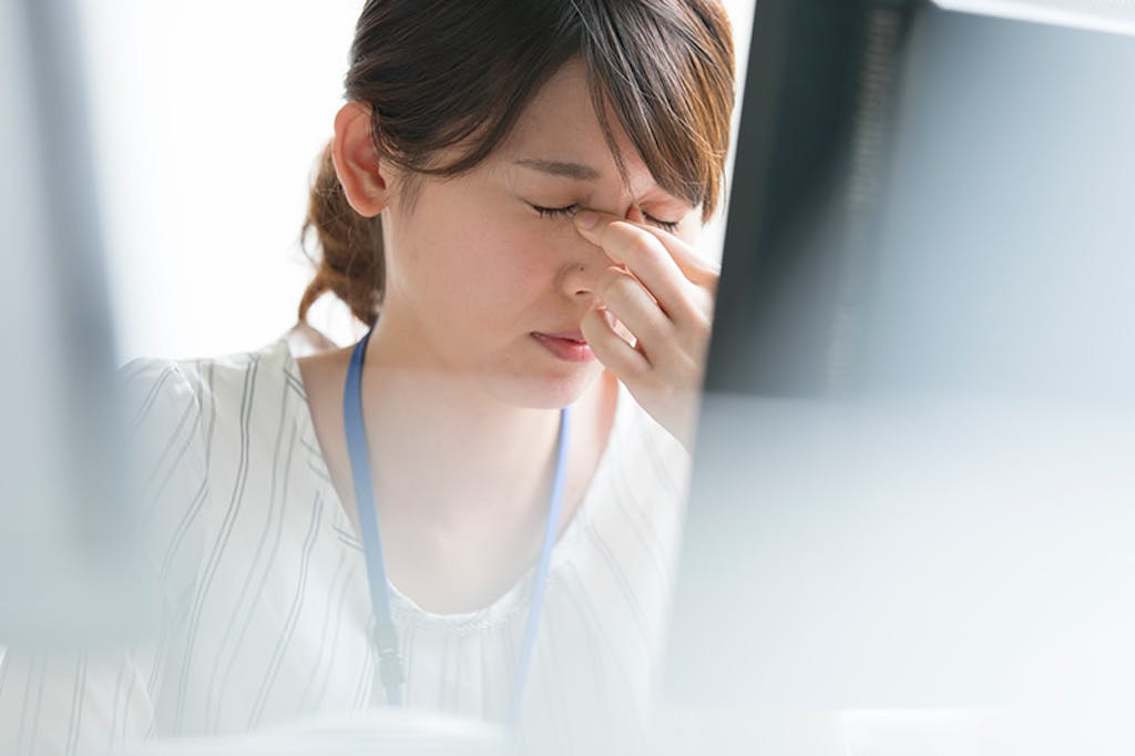 疲れた様子の女性