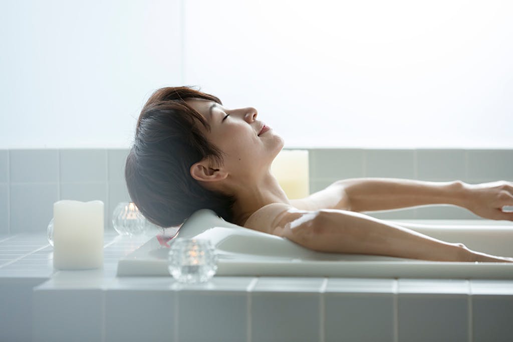 湯船に浸かる女性