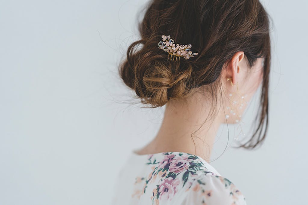 ヘアアレンジをした女性の後ろ姿