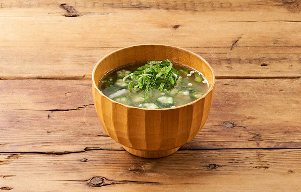 大葉をのせた味噌汁