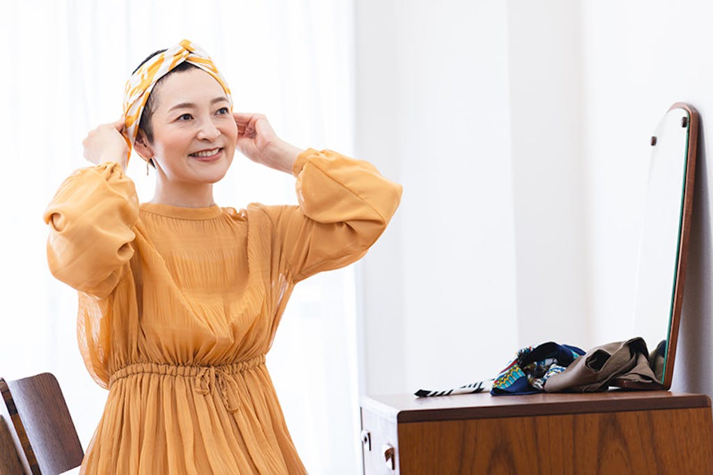 ヘアアクセサリーを身に着ける女性
