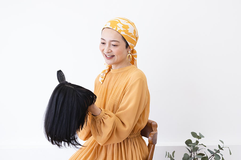 ウィッグをブラッシングする女性