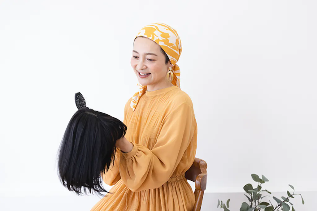ウィッグをブラッシングする女性