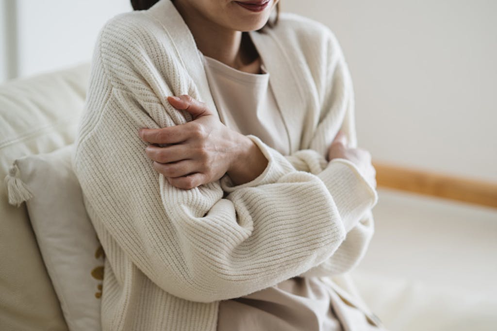 寒そうな様子の女性