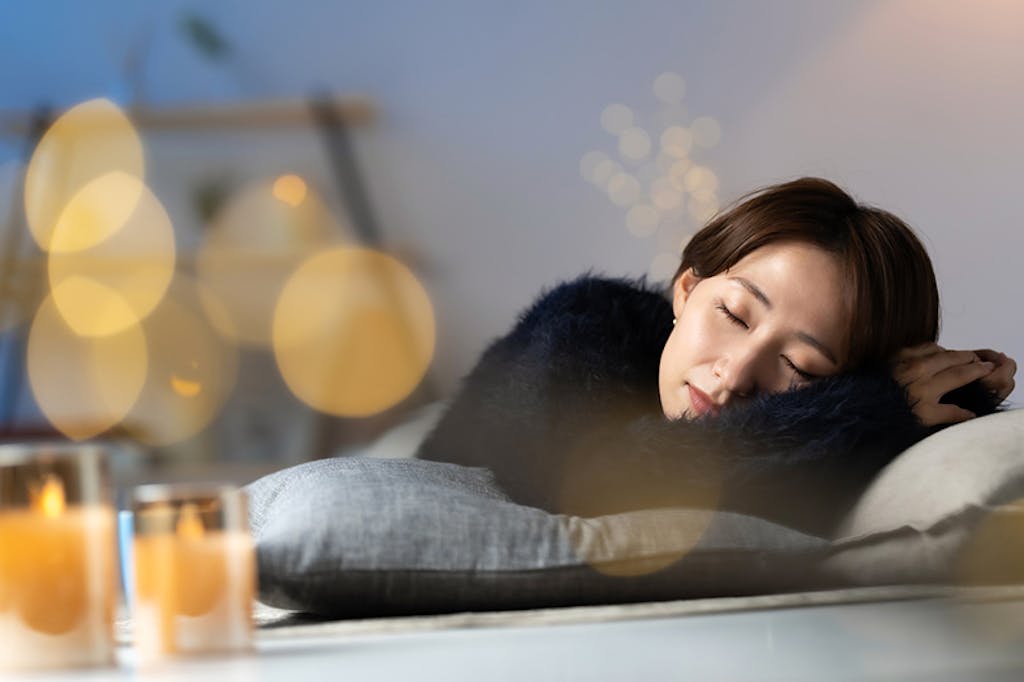 眠っている女性
