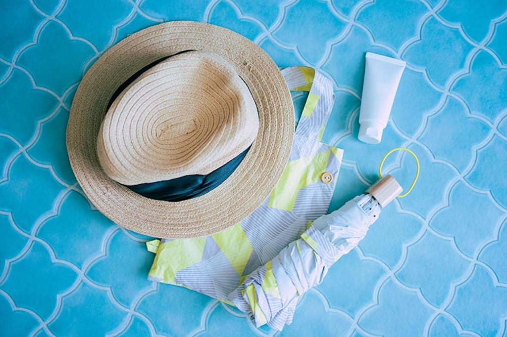 帽子と折りたたみ傘