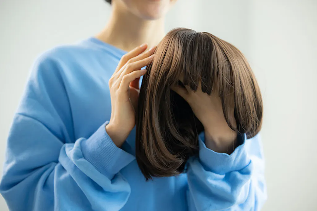 ウィッグを触る女性