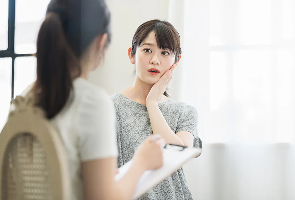 相談する女性