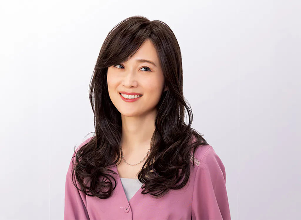 華やかな毛先のカールで元気な印象に。