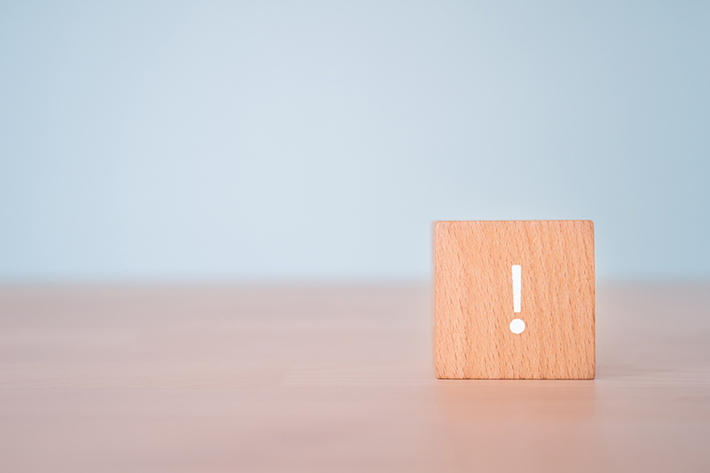 ！マークが書かれている積み木